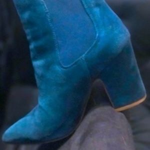 GORGEOUS SUEDE ANKLE BOOTS IN TEAL BLUE - 100% SUEDE By CHINESE LAUNDRY